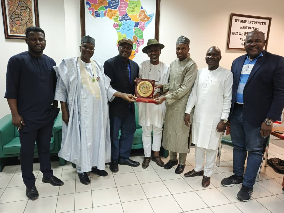 Receiving a plaque at the National Assembly - Image 4